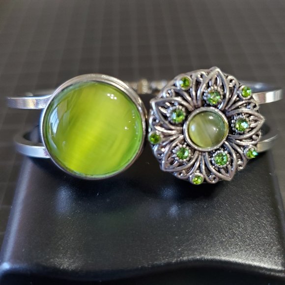 Spring hinged bracelet with dual button snap decor. Super cute Ginger/SNAP - Picture 4 of 8